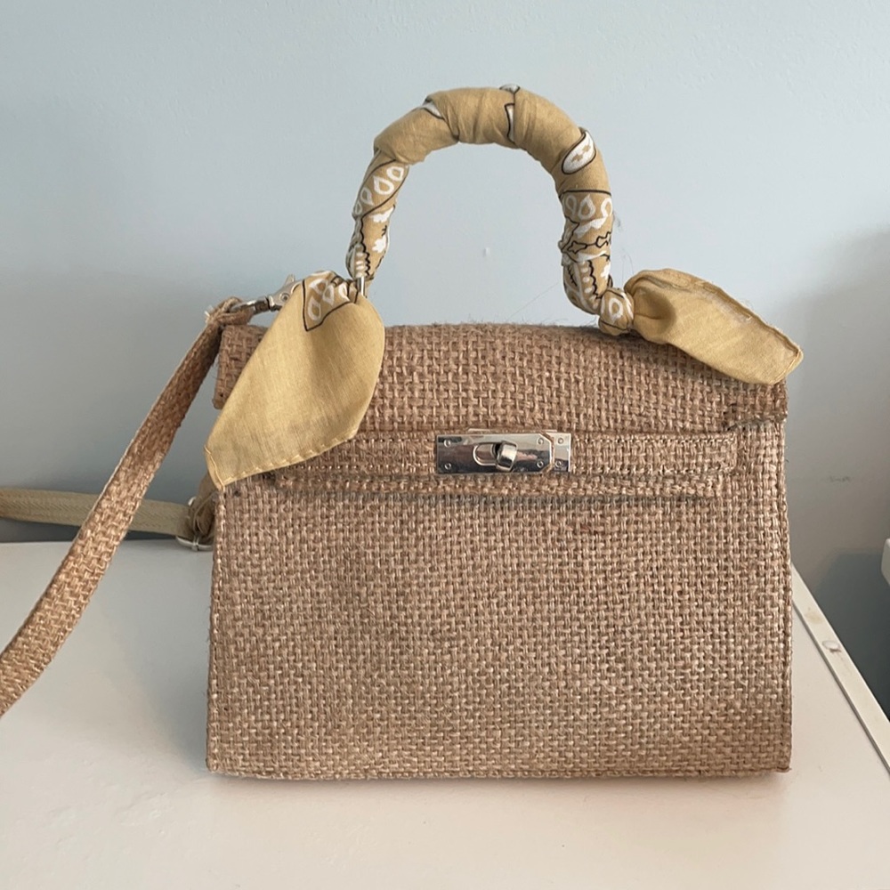 Never been used DLD beach bag. Hemp exterior with beige bandana accent on handle